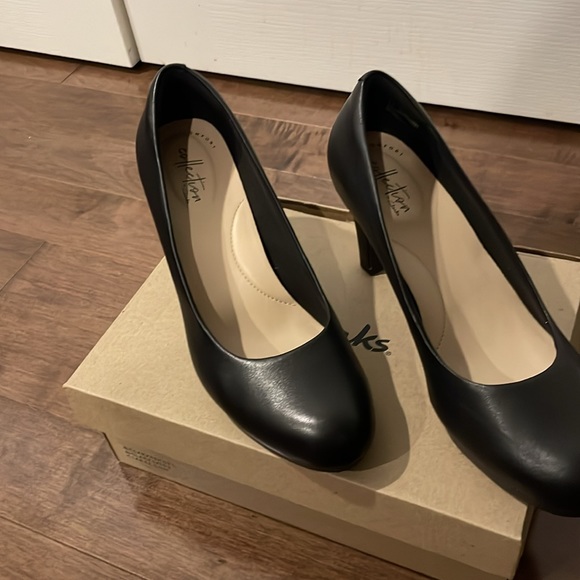 🌸Sold🌸.      Clarks Stylish and trendy classic Black leather pump - Picture 5 of 10